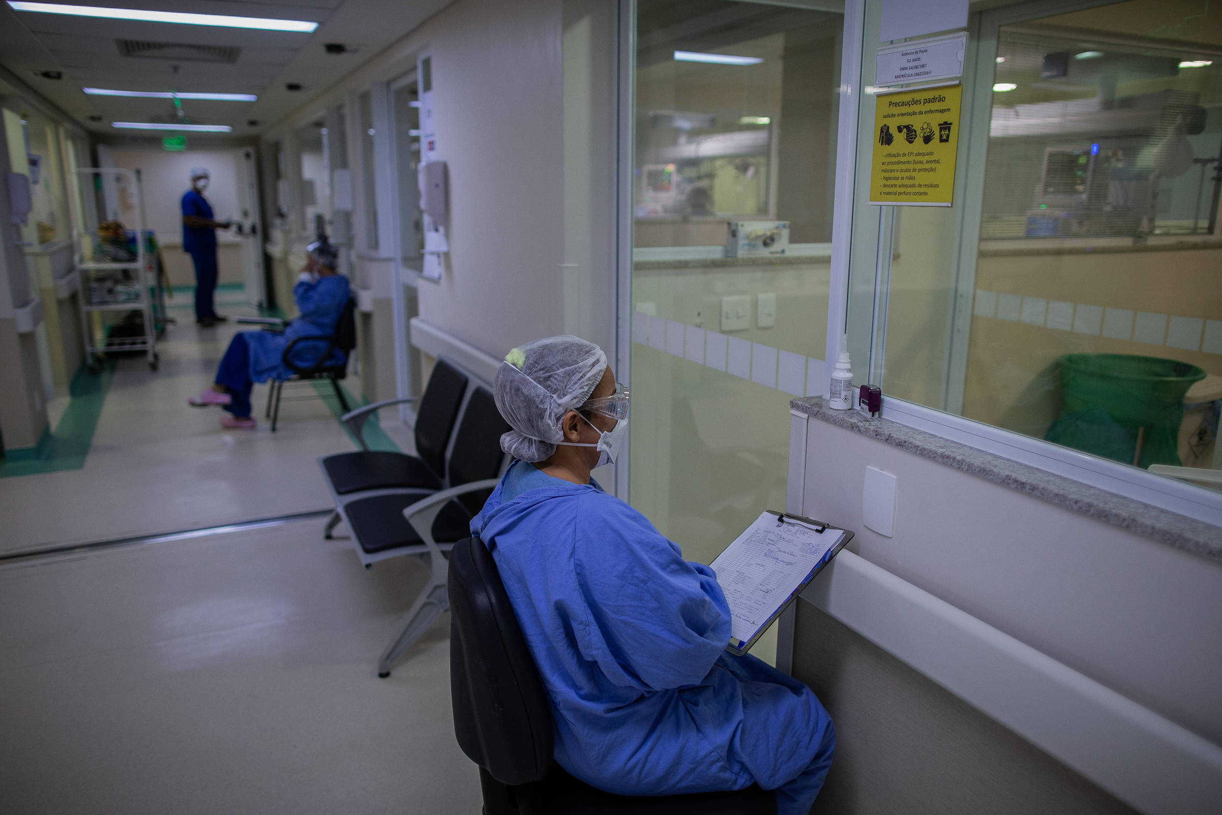 Sobrecarga e riscos pioram saúde mental de médicos e enfermeiros na pandemia